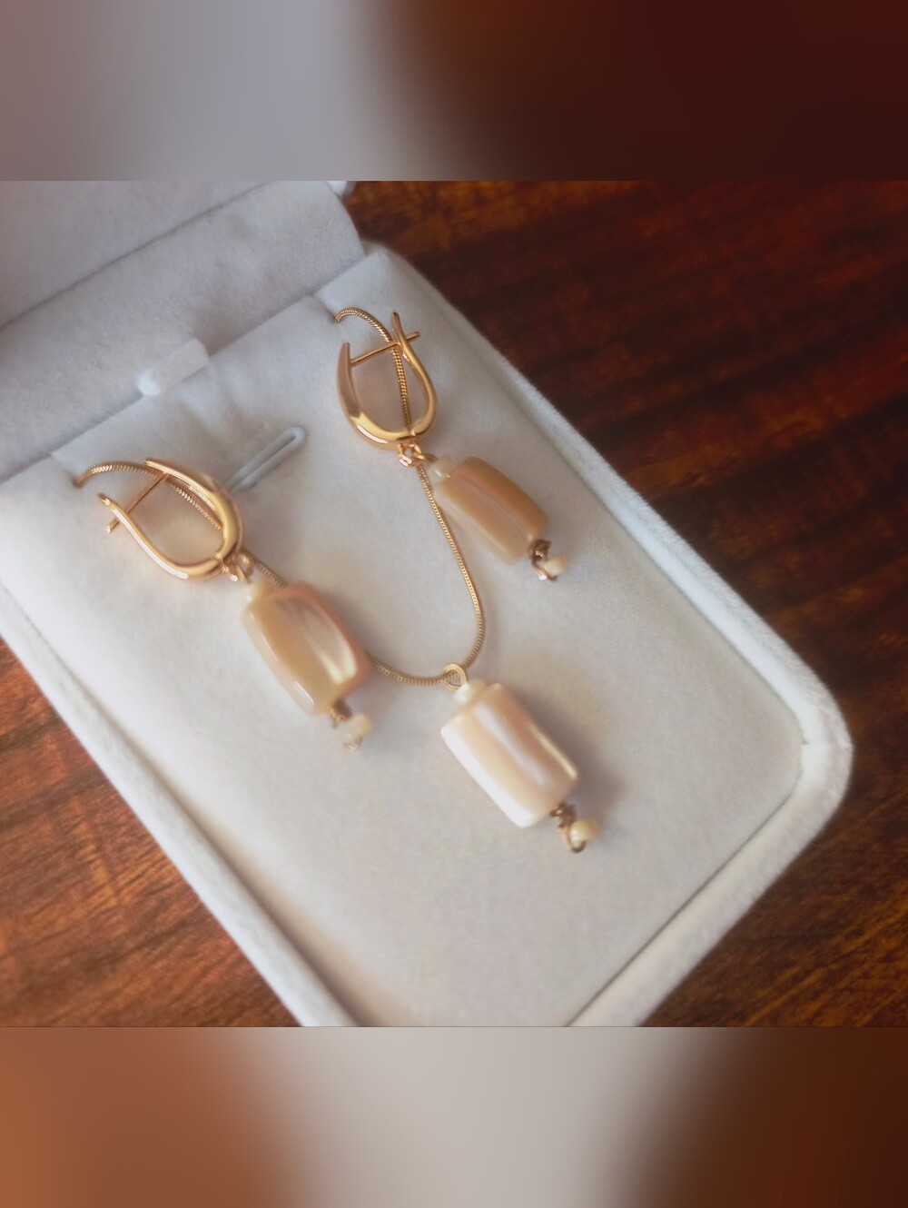 White Roses & Sherry Trochidae Shell 18k Gold Plated Necklace & Earring Set